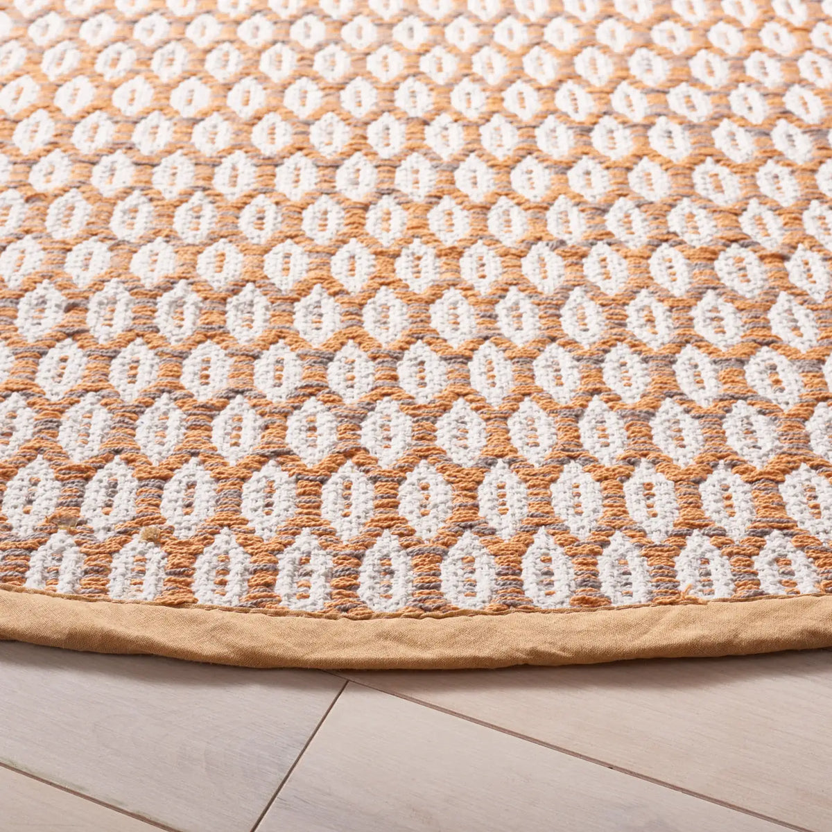 Safavieh Montauk 6'-0" x 6'-0" Rug in Orange / Ivory