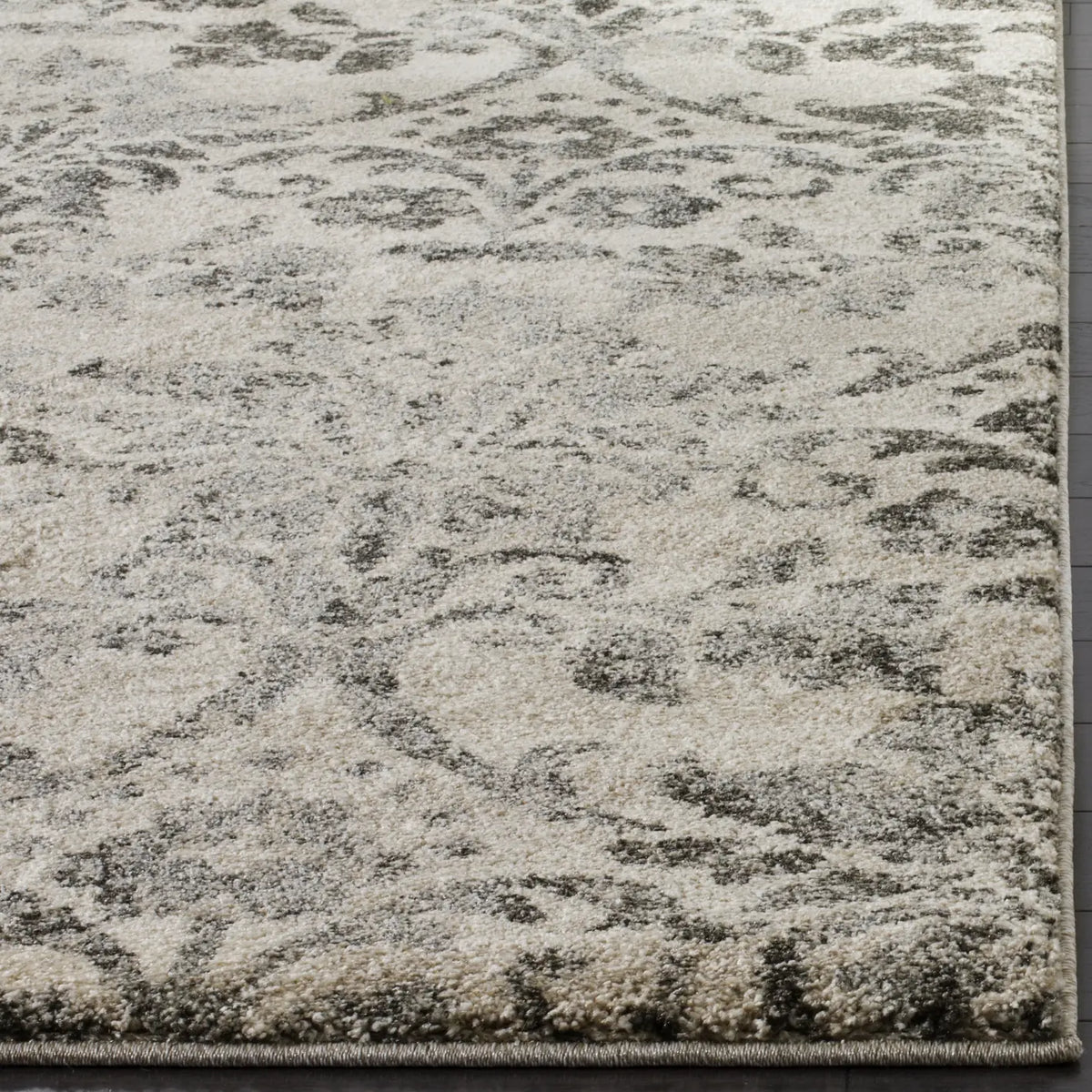 Safavieh Retro 4'-0" x 6'-0" Rug in Cream / Grey