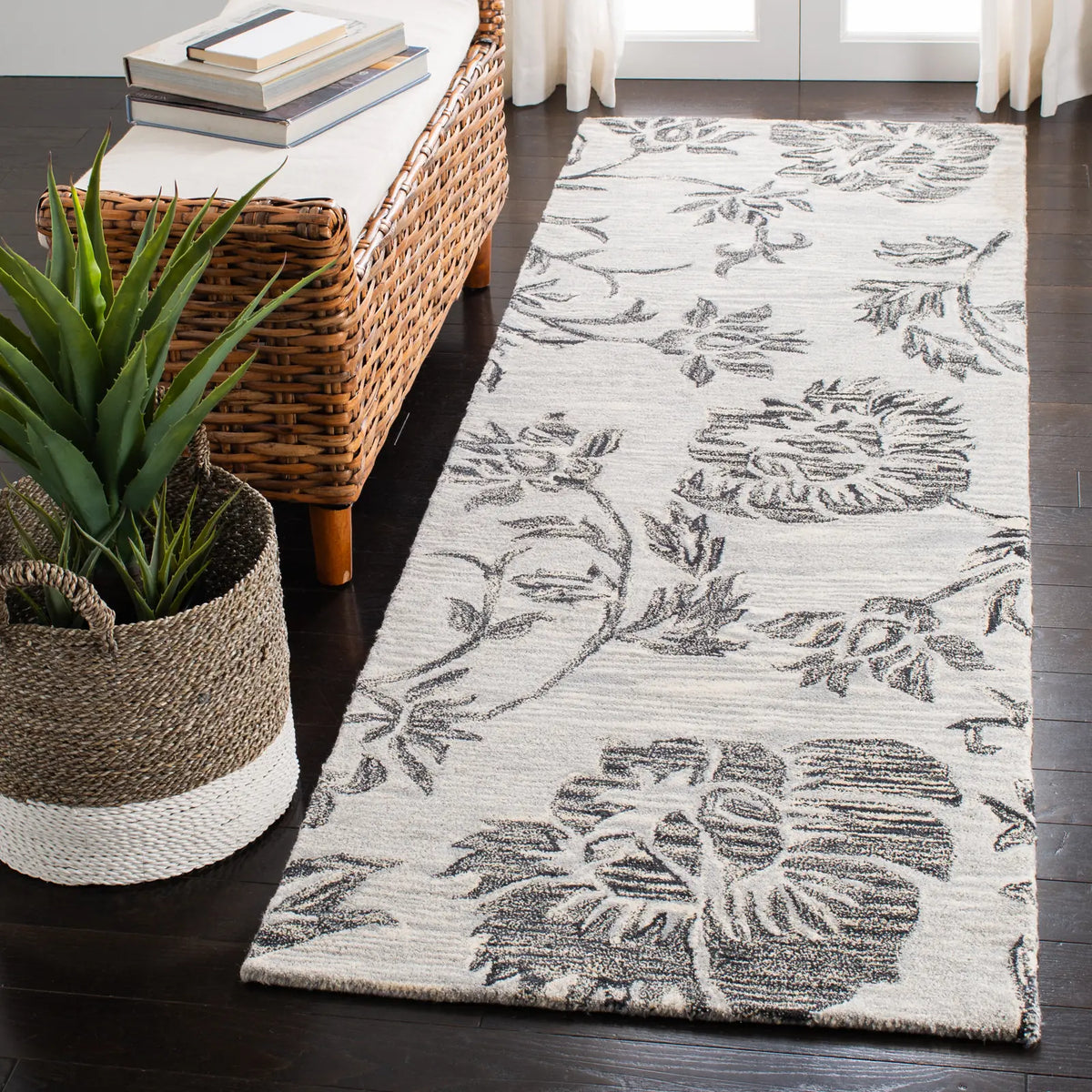 Safavieh Soho 2'-6" x 12'-0" Rug in Grey / Black