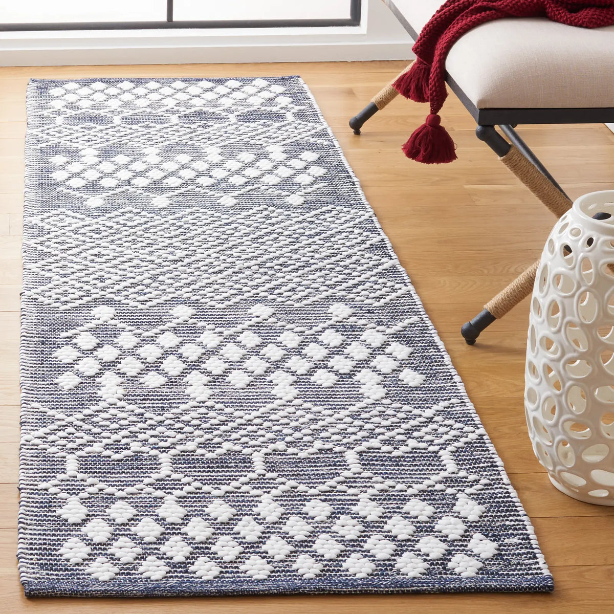 Safavieh Natura 2'-3" x 8'-0" Rug in Charcoal / Ivory