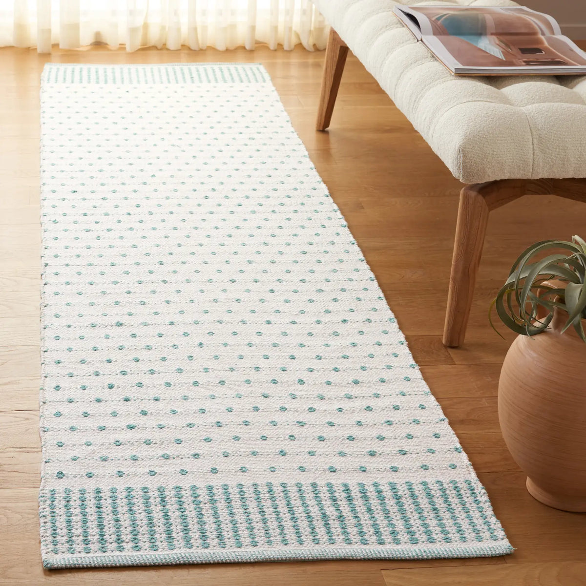 Safavieh Montauk 2'-3" x 9'-0" Rug in Aqua / Ivory