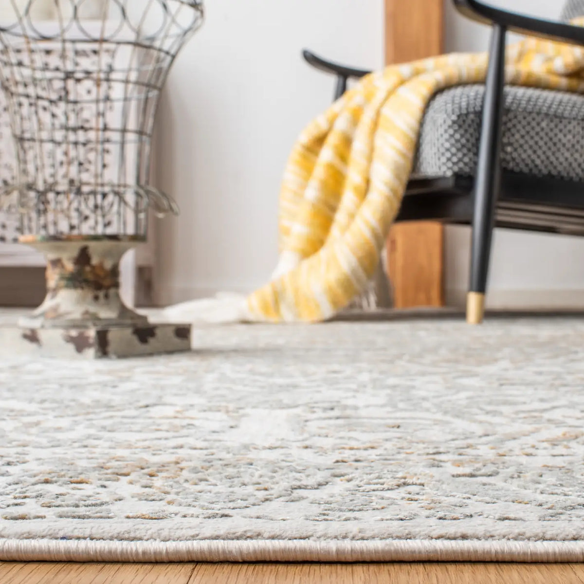 Safavieh Princeton 5'-3" x 7'-6" Rug in Beige / Grey