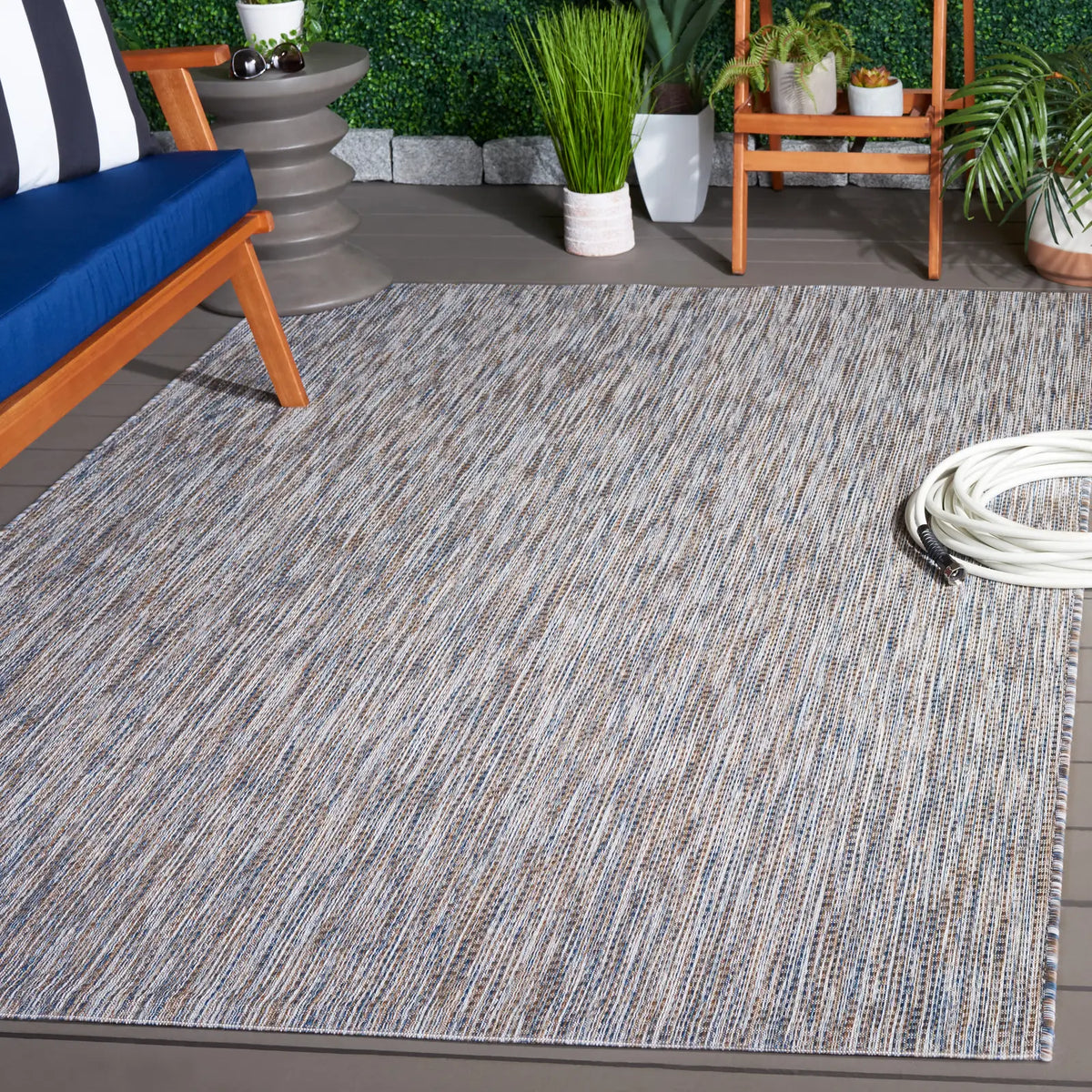 Safavieh Courtyard 4'-0" x 5'-7" Rug in Ivory Blue / Beige