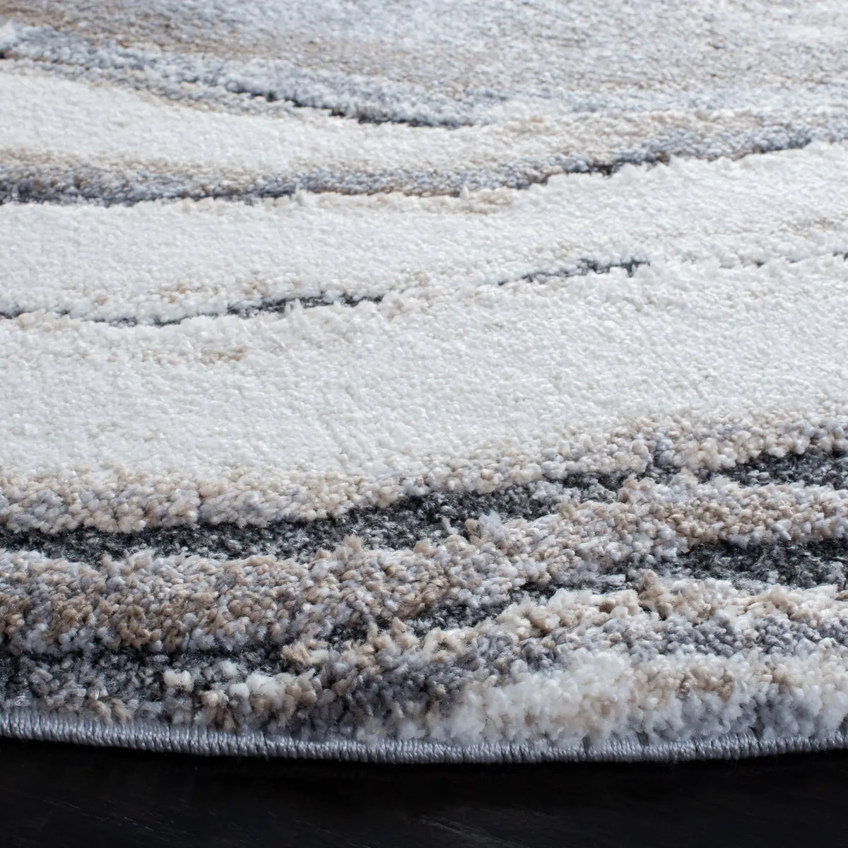 Safavieh Cyrus Shag 6'-7" x 6'-7" Rug in Ivory / Grey