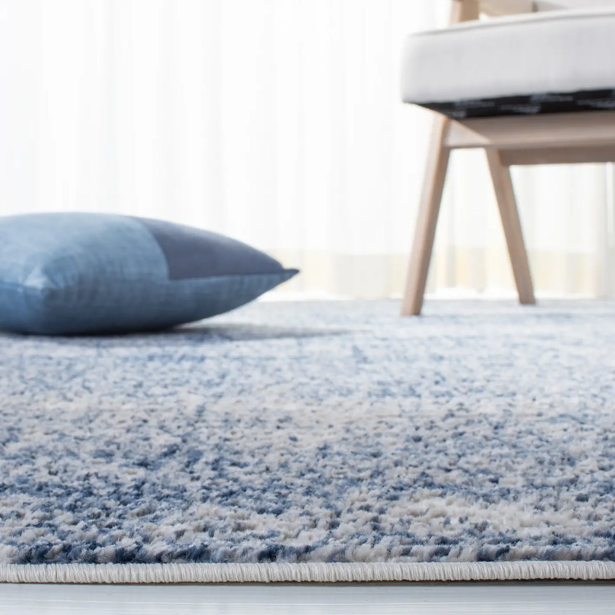 Safavieh Skyler 4'-5" x 6'-5" Rug in Ivory / Navy