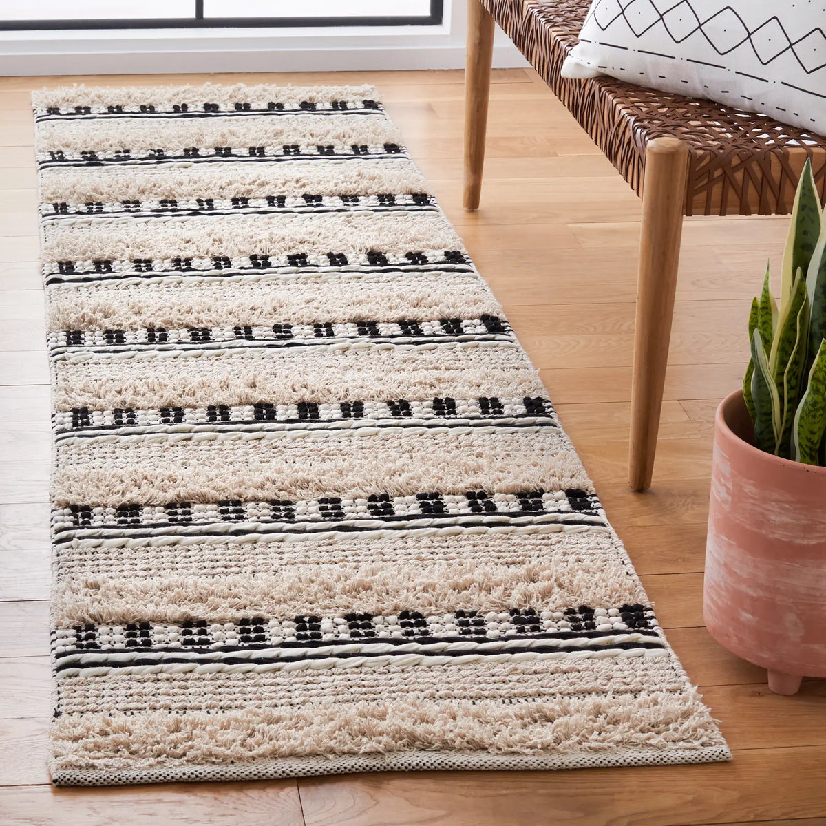 Safavieh Natura 2'-3" x 8'-0" Rug in Beige / Black