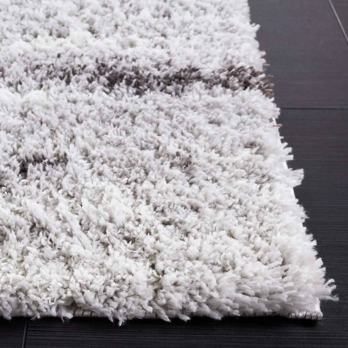 Safavieh Berber Shag 4'-5" x 6'-5" Rug in Grey / Light Grey