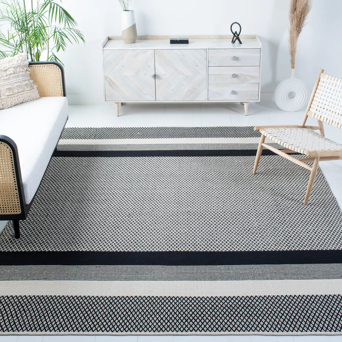 Safavieh Kilim 6'-0" x 9'-0" Rug in Black / Ivory