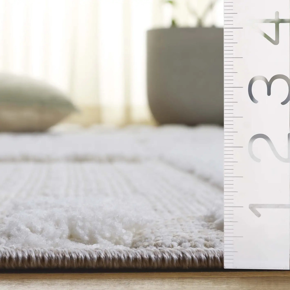 Safavieh Trends 4'-0" x 6'-0" Rug in Beige / Ivory