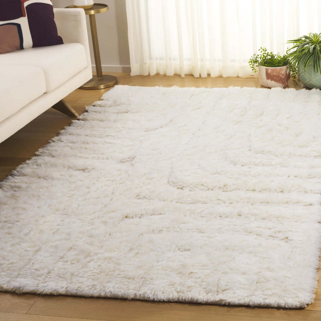 Safavieh Manhattan 4'-0" x 6'-0" Rug in Ivory