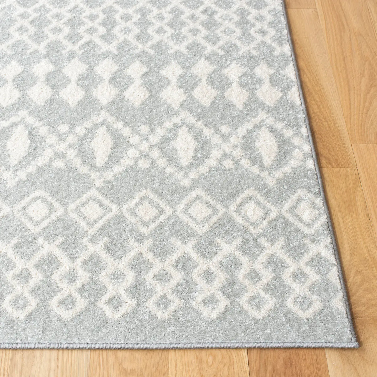 Safavieh Tulum 4'-0" x 6'-0" Rug in Light Grey / Ivory