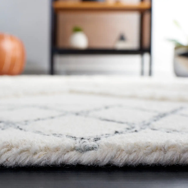 Safavieh Casablanca 4'-0" x 6'-0" Rug in Ivory / Black