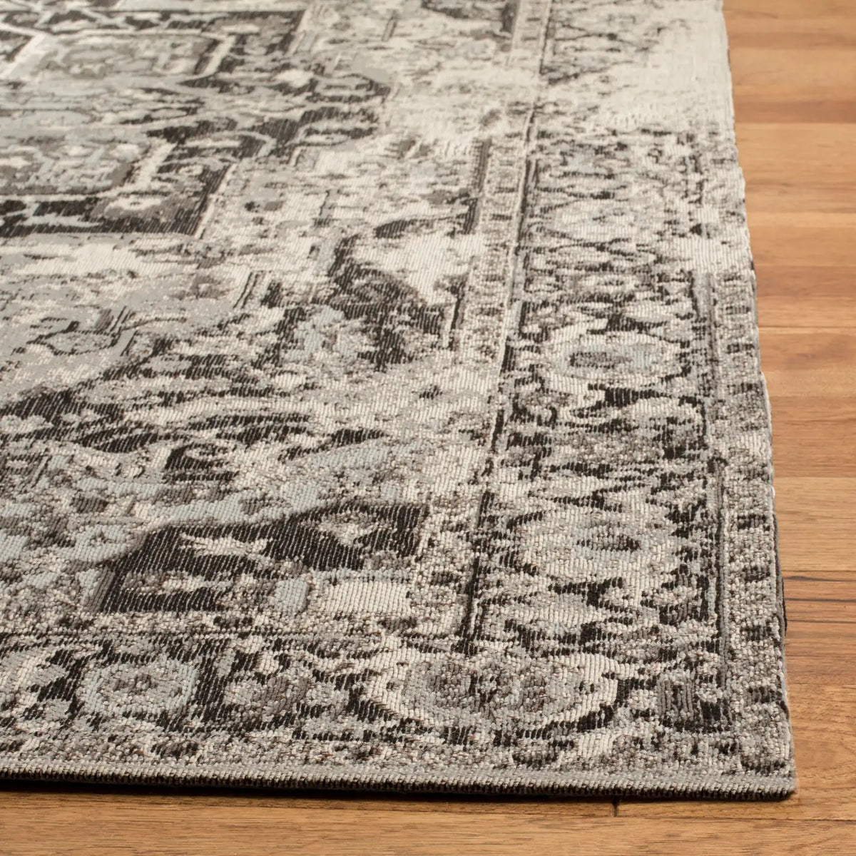 Safavieh Classic Vintage 5'-0" x 8'-0" Rug in Anthracite