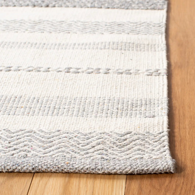 Safavieh Striped Kilim 4'-0" x 6'-0" Rug in Ivory / Grey