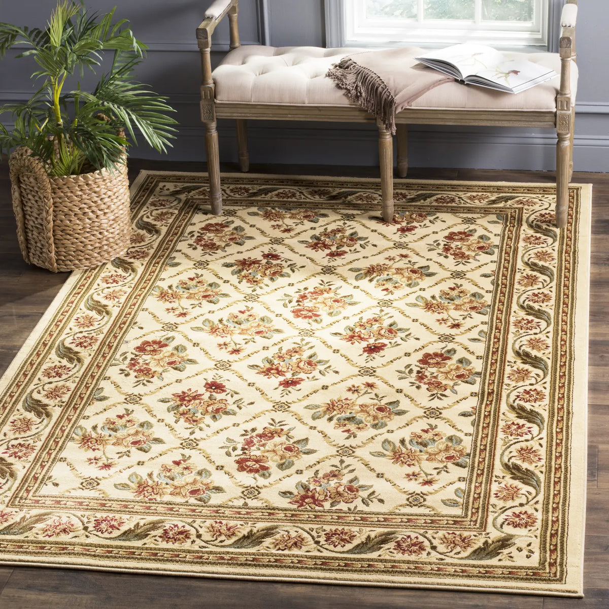 Safavieh Lyndhurst 5'-3" x 7'-6" Rug in Ivory / Ivory