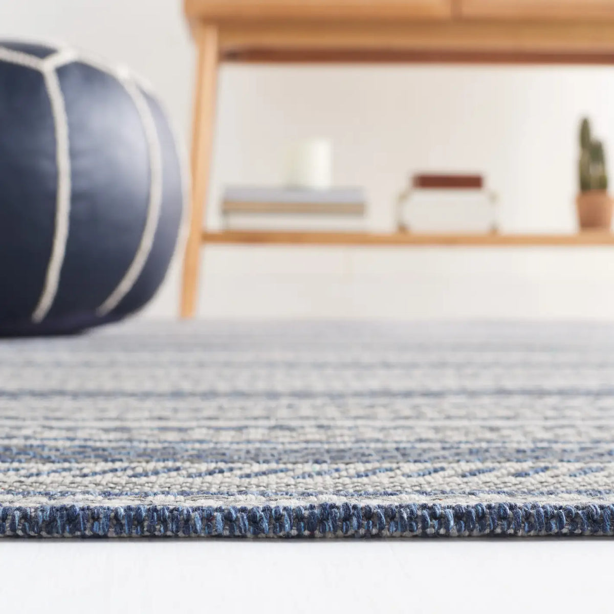 Safavieh Martha Stewart 5'-0" x 7'-0" Rug in Navy / Light Grey