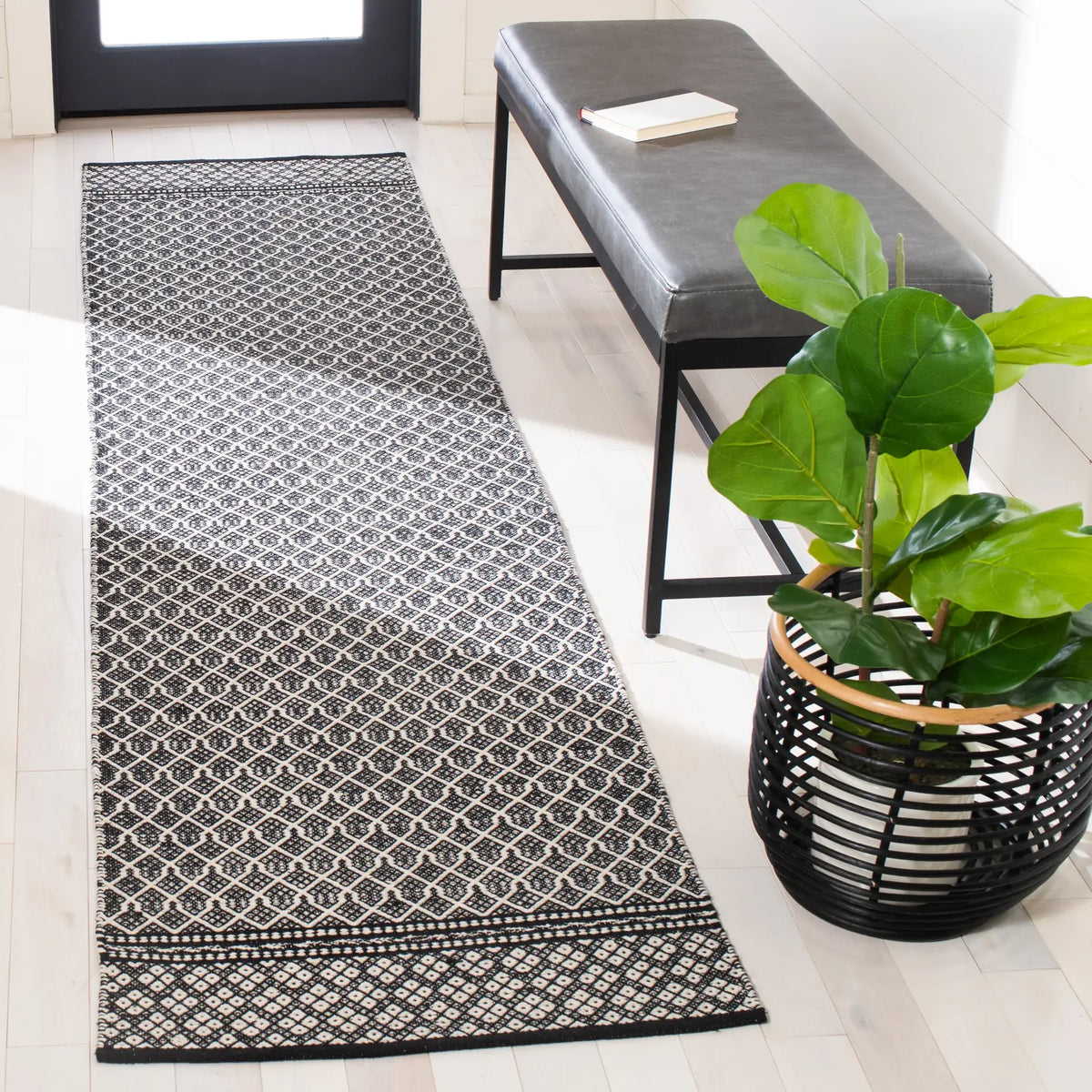 Safavieh Kilim 2'-3" x 9'-0" Rug in Black / Ivory