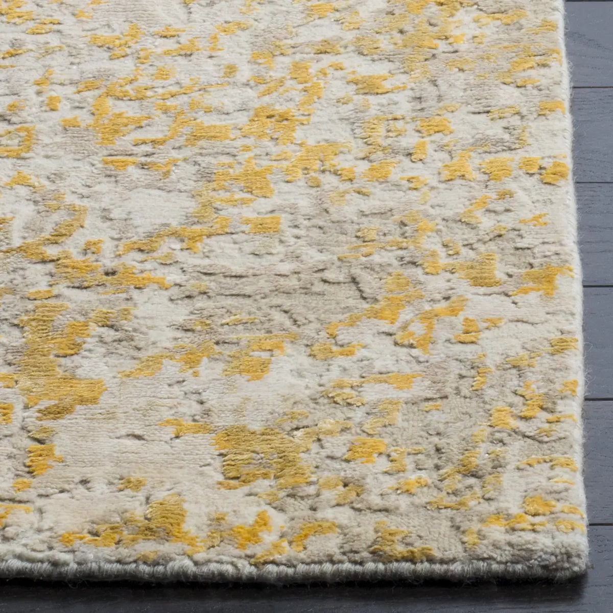 Safavieh Tiffany 6'-0" x 9'-0" Rug in Beige / Grey