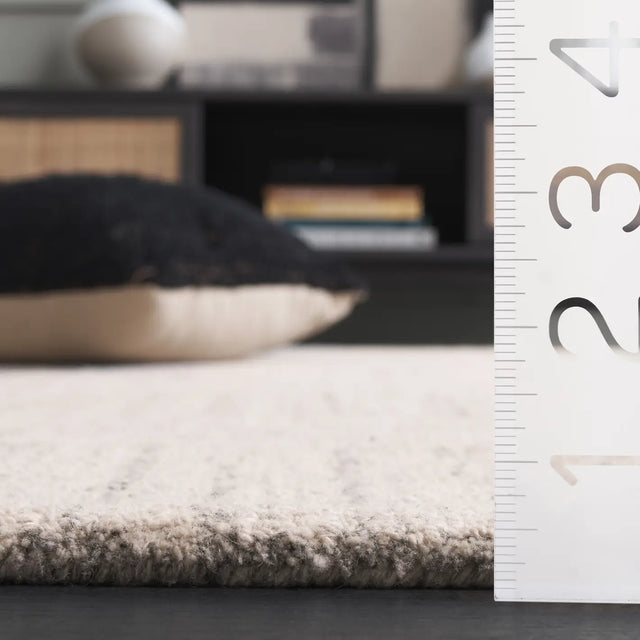 Safavieh Abstract 4'-0" x 6'-0" Rug in Grey