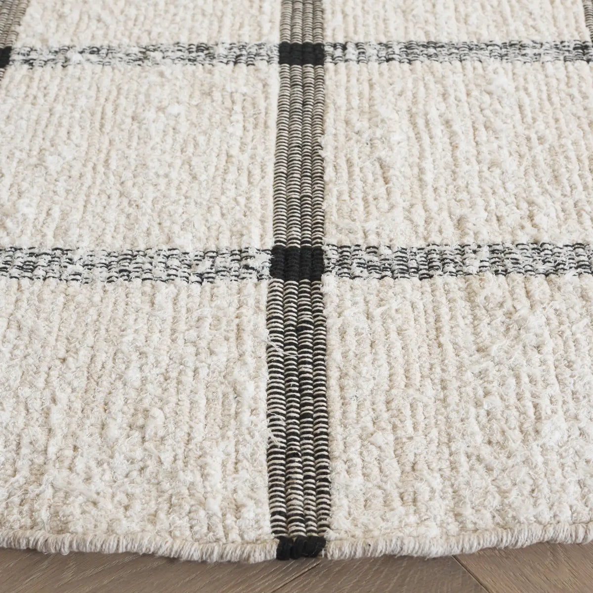 Safavieh Montauk 6'-0" x 6'-0" Rug in Ivory / Black