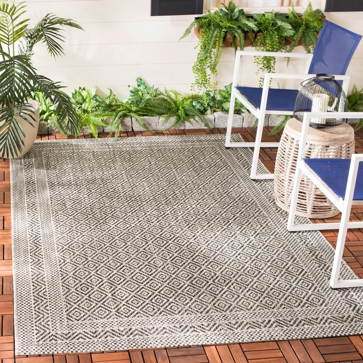 Safavieh Courtyard 5'-3" x 7'-7" Rug in Grey / Black