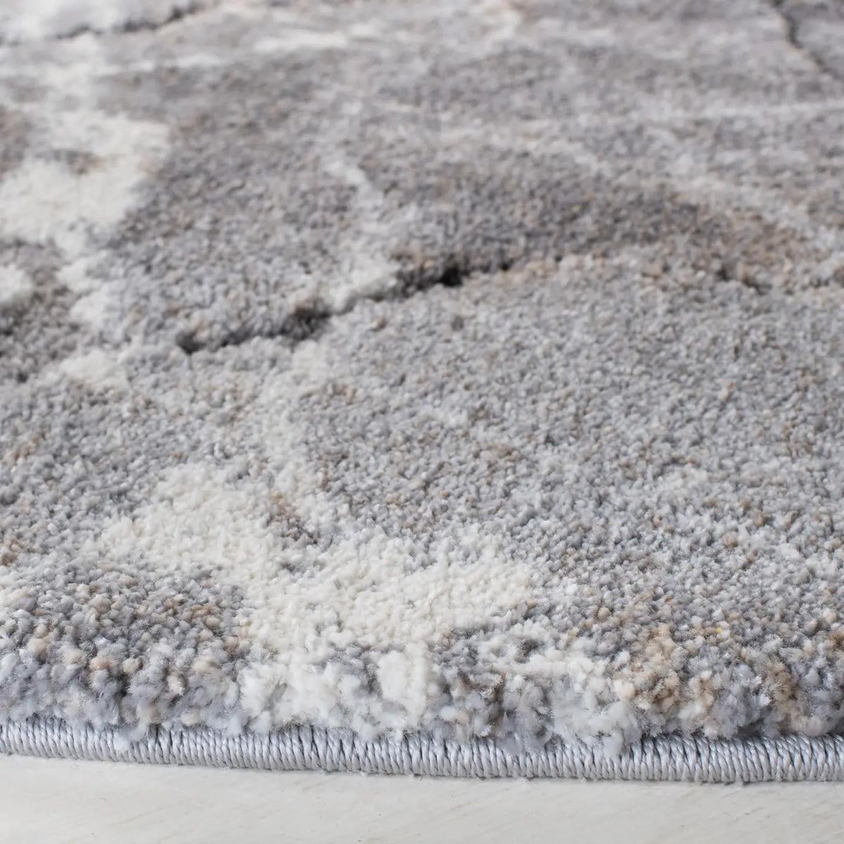 Safavieh Cyrus Shag 6'-7" x 6'-7" Rug in Grey / Beige