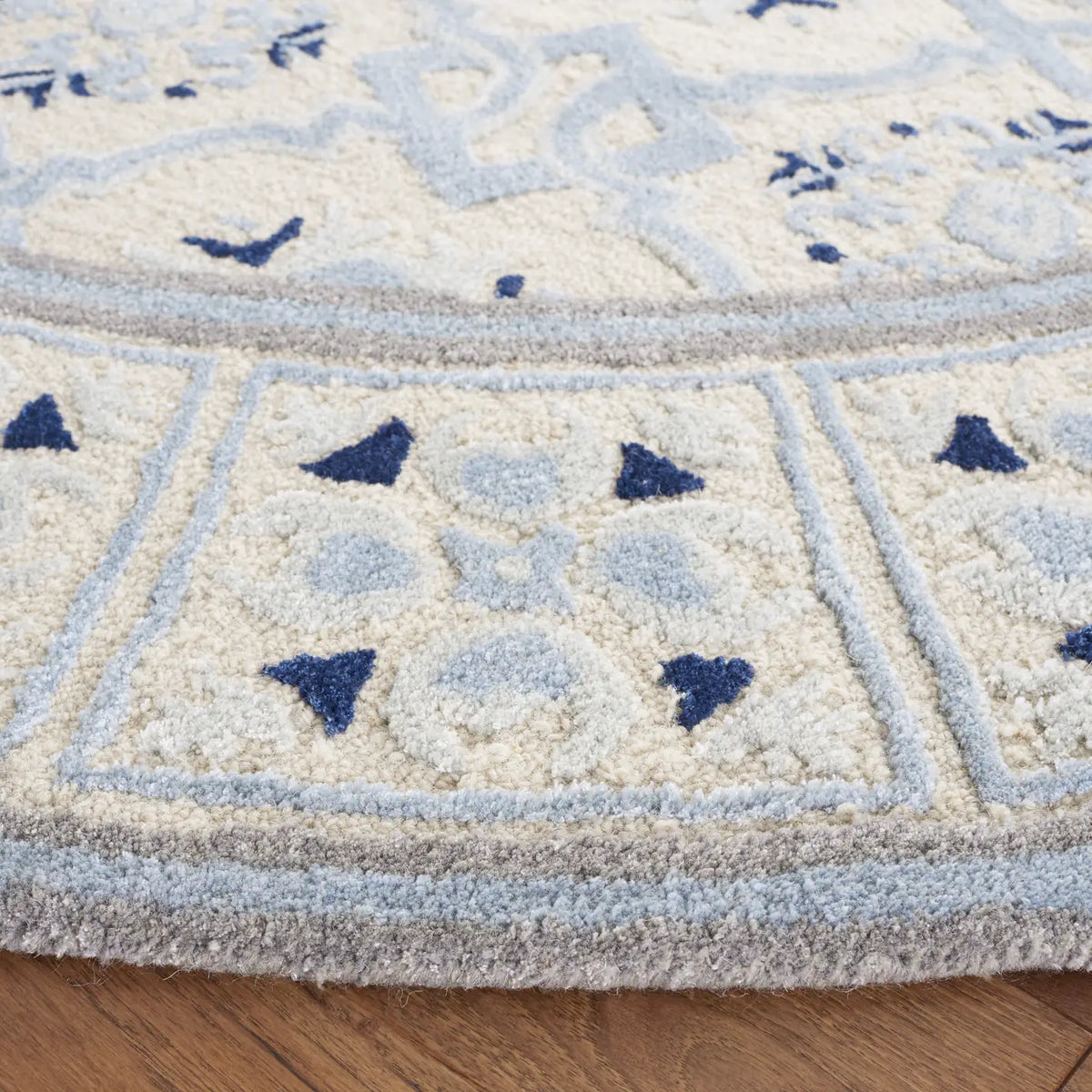 Safavieh Bella 7'-0" x 7'-0" Rug in Ivory / Blue