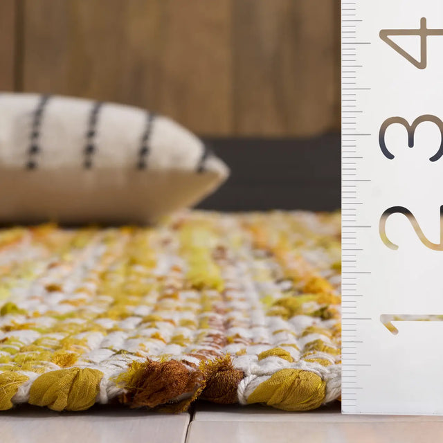 Safavieh Montauk 4'-0" x 6'-0" Rug in Yellow / Ivory