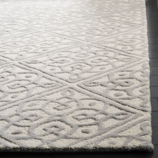 Safavieh Cambridge 4'-0" x 6'-0" Rug in Ivory / Grey