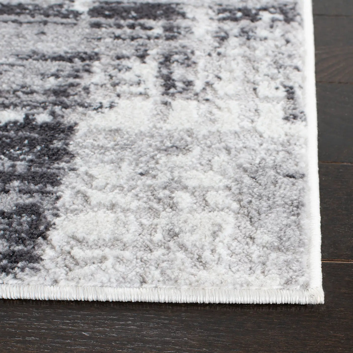 Safavieh Amelia 700 4'-0" x 6'-0" Rug in Grey / Charcoal