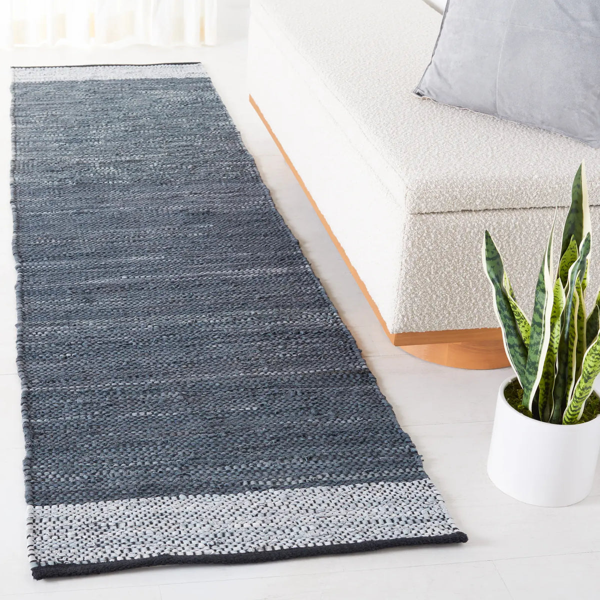 Safavieh Vintage Leather 2'-3" x 6'-0" Rug in Grey / Silver