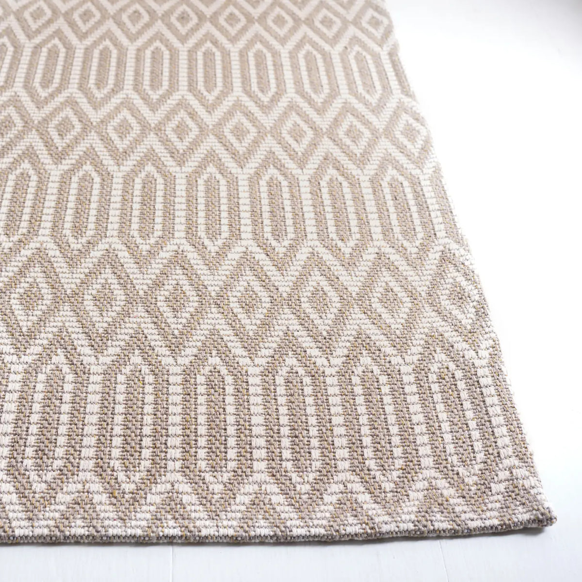 Safavieh Martha Stewart 5'-0" x 7'-0" Rug in Taupe / Cream