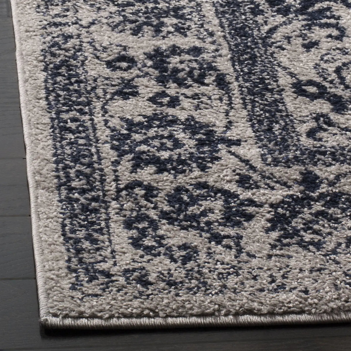 Safavieh Adirondack 4'-0" x 6'-0" Rug in Grey / Navy