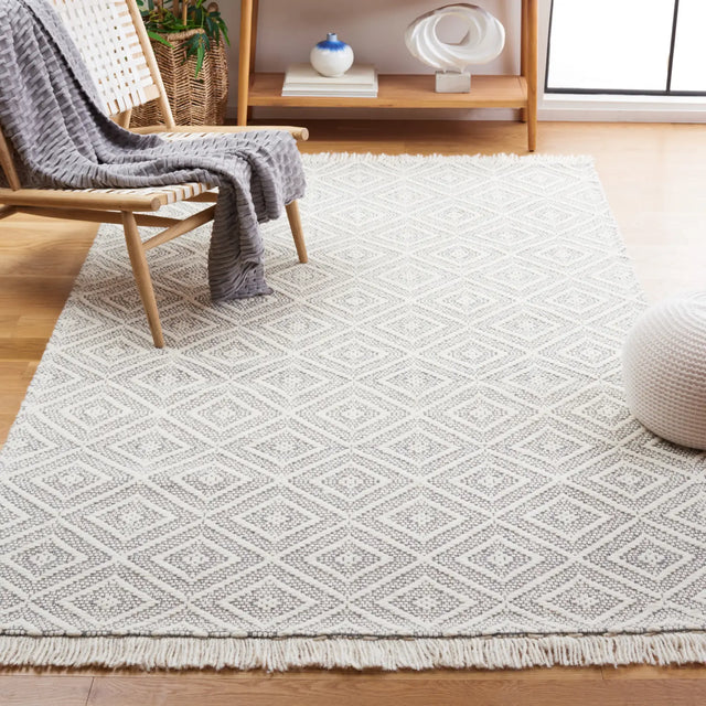 Safavieh Marbella 4'-0" x 6'-0" Rug in Ivory / Grey