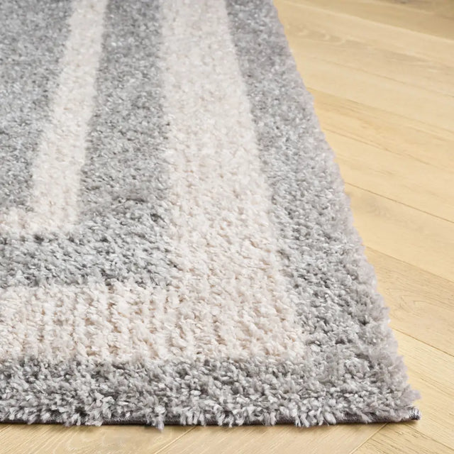Safavieh Gemma Shag 5'-3" x 7'-6" Rug in Grey / Ivory
