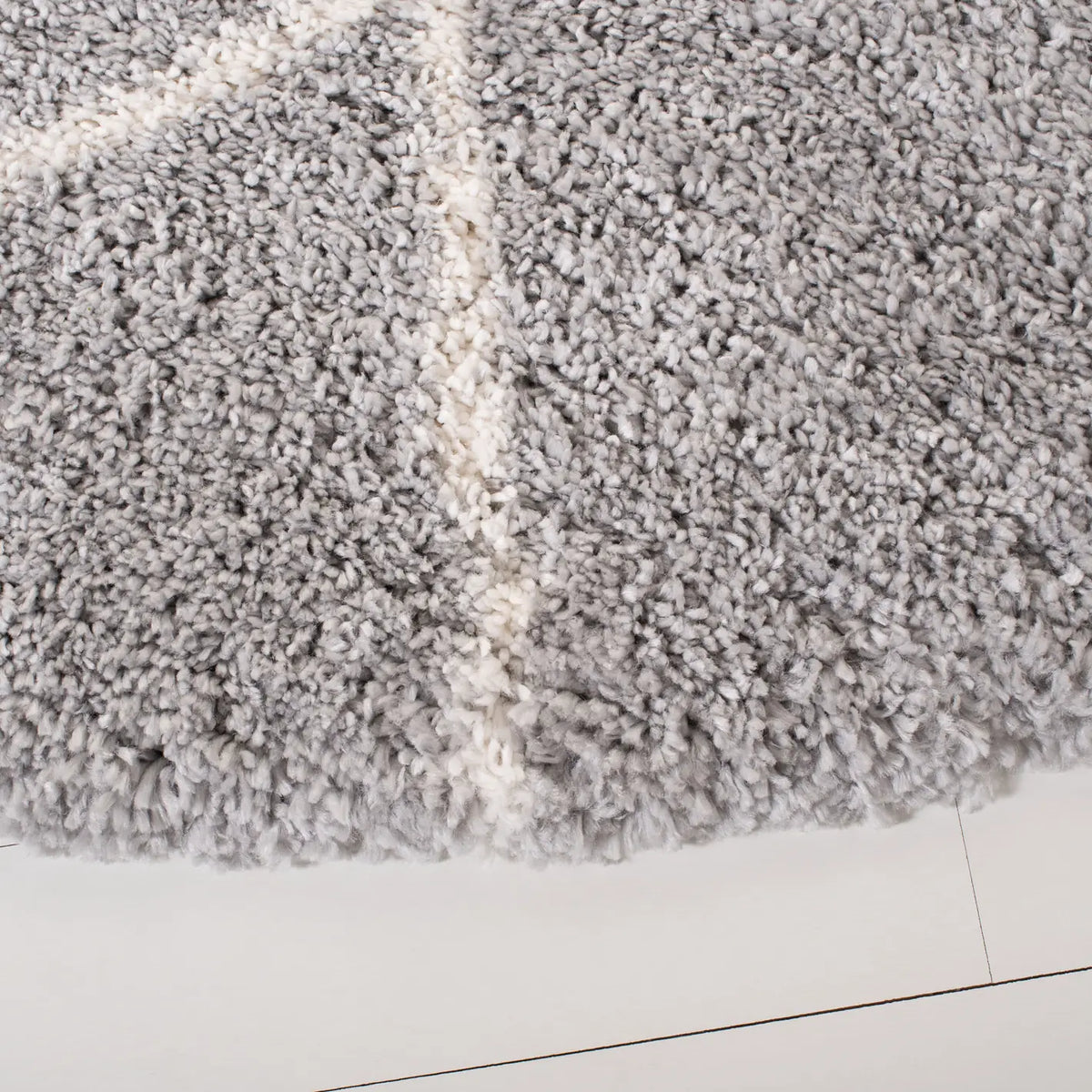 Safavieh Fontana Shag 800 6'-7" x 6'-7" Rug in Grey / Cream