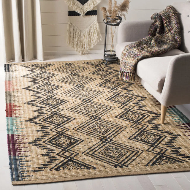 Safavieh Cape Cod 4'-0" x 6'-0" Rug in Natural / Black
