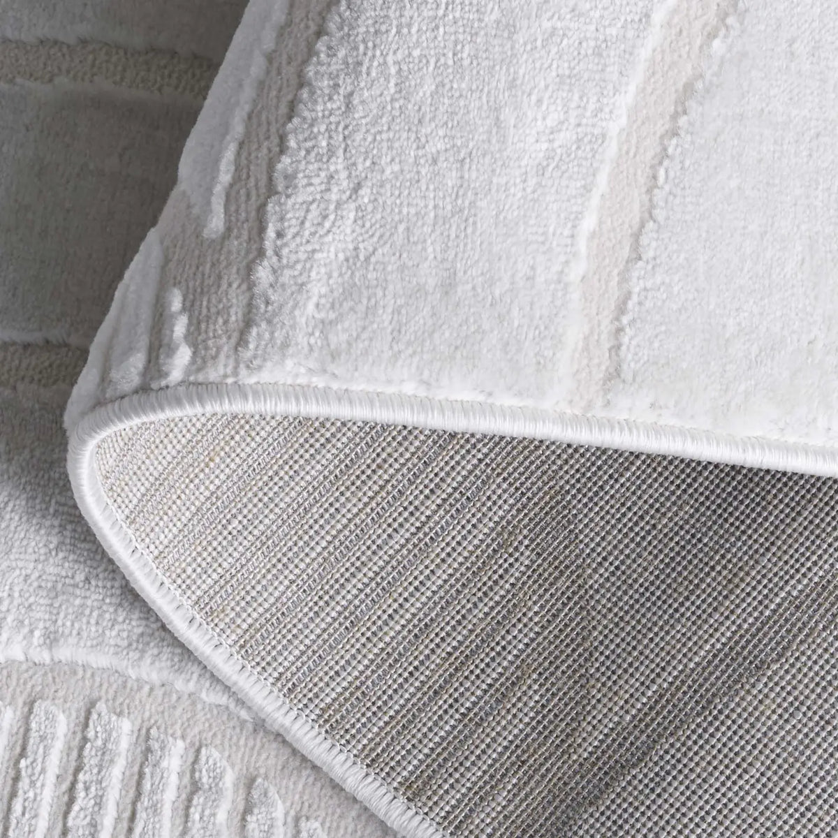 Safavieh Saylor 100 5'-5" x 7'-7" Rug in Ivory