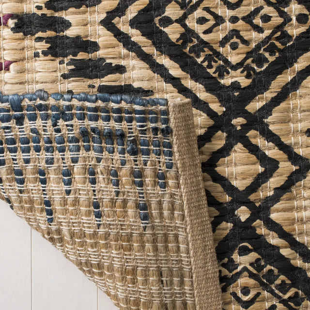 Safavieh Cape Cod 4'-0" x 6'-0" Rug in Natural / Black