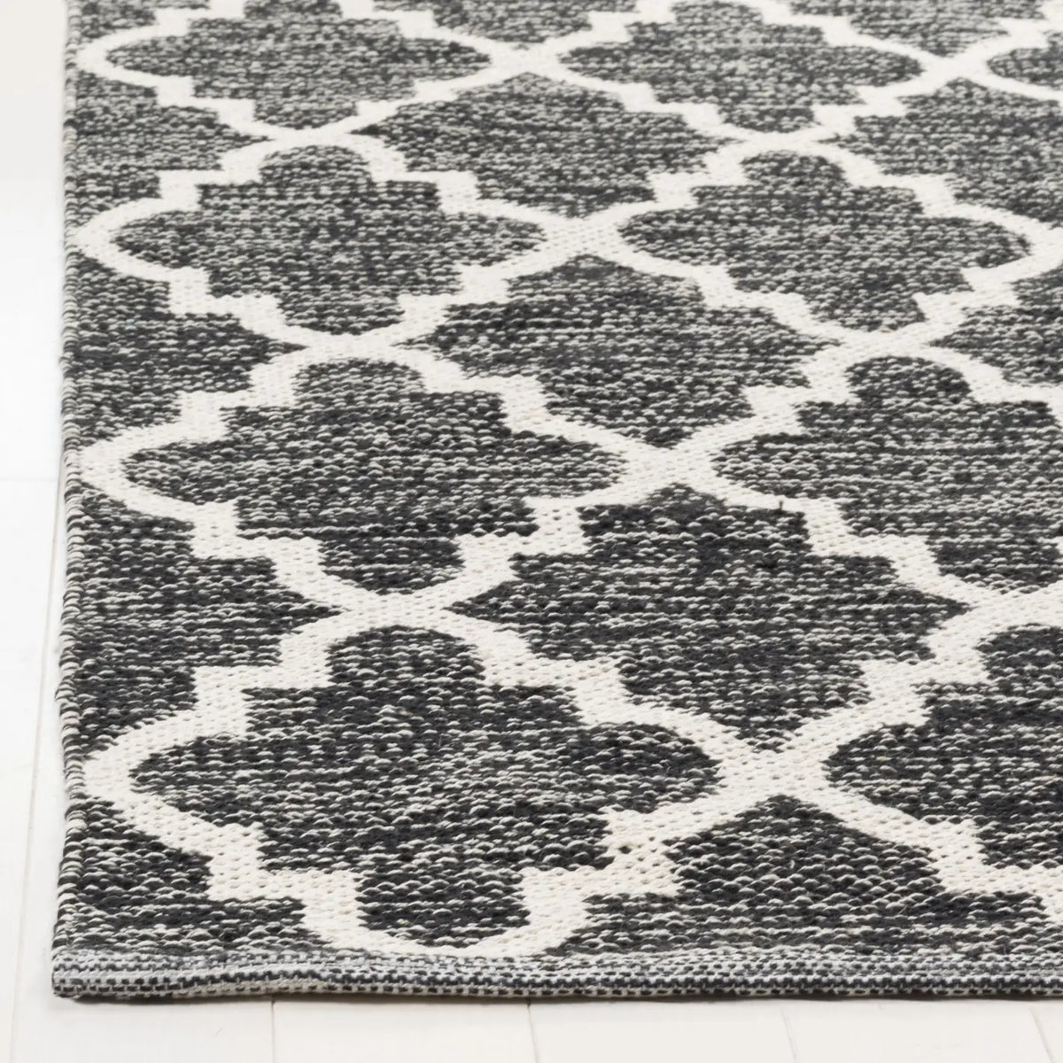 Safavieh Montauk 4'-0" x 6'-0" Rug in Black / Ivory
