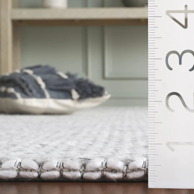 Safavieh Marbella 2'-3" x 8'-0" Rug in Silver / Ivory