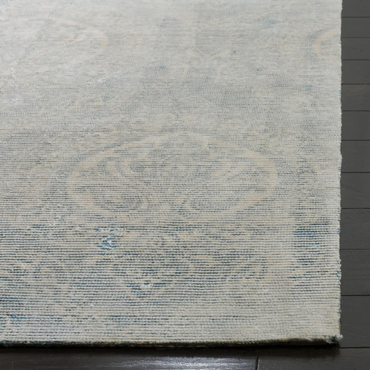 Safavieh Marbella 4'-0" x 6'-0" Rug in Turquoise / Ivory