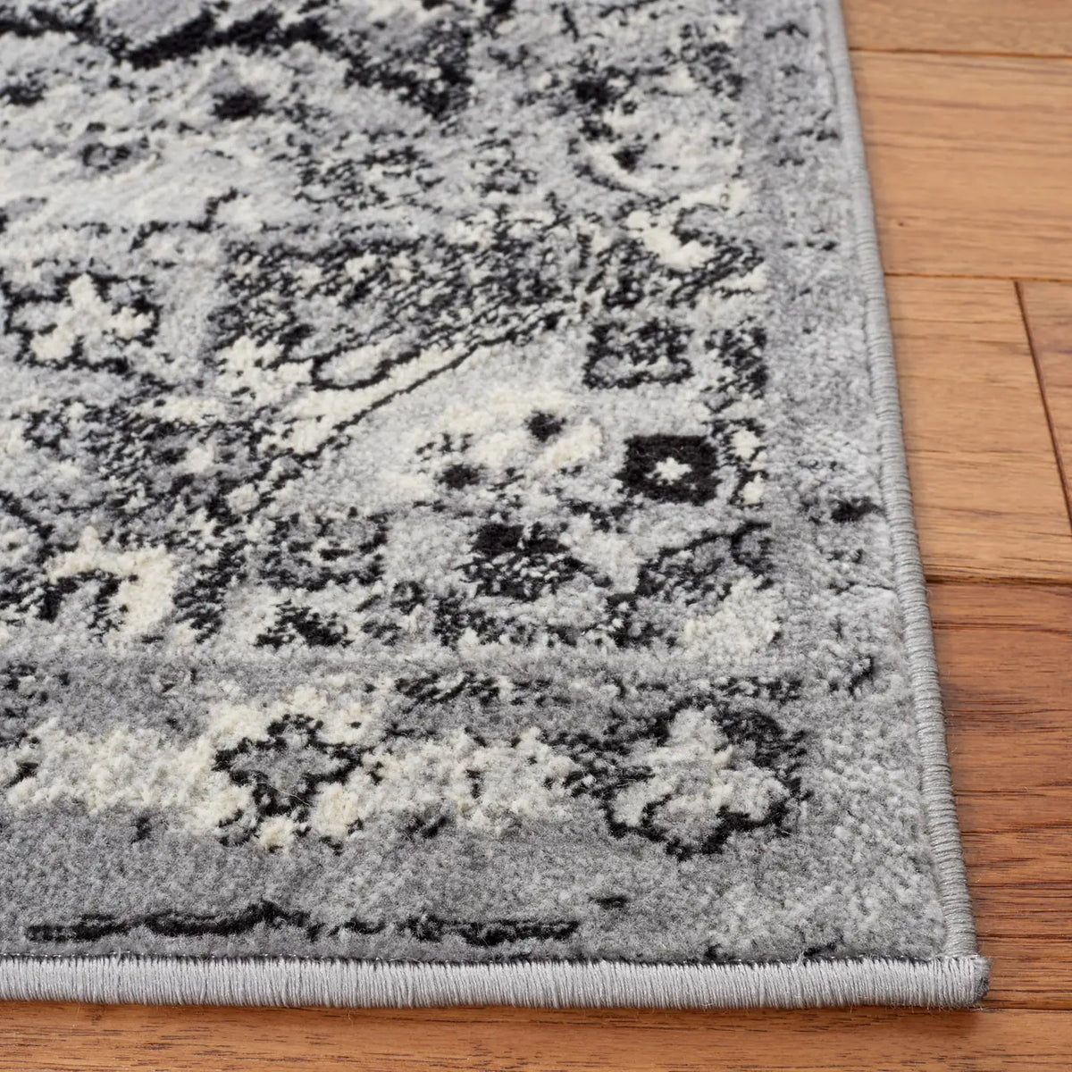 Safavieh Brentwood 4'-0" x 6'-0" Rug in Silver / Black
