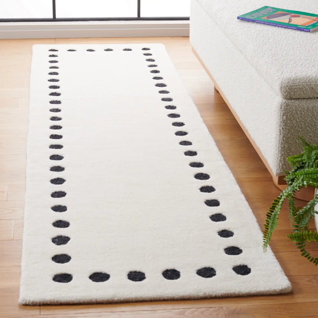 Safavieh Metro 2'-3" x 8'-0" Rug in Ivory / Black