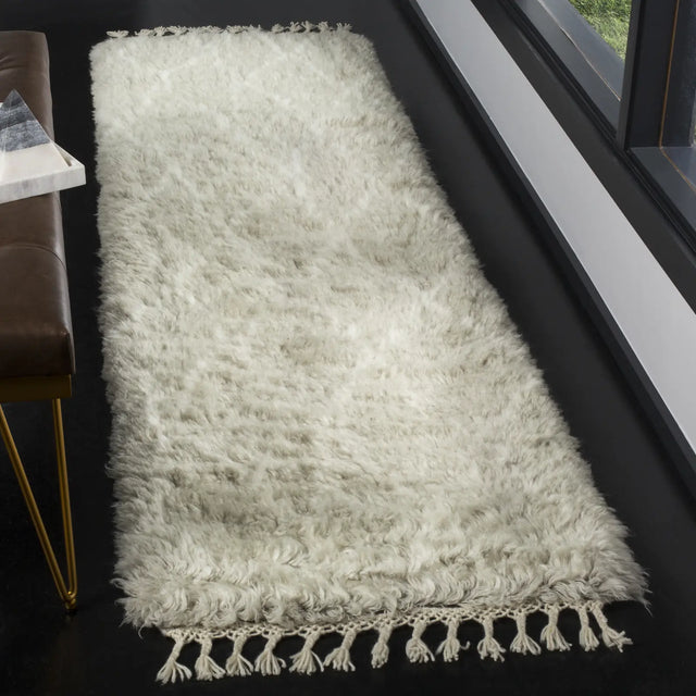 Safavieh Casablanca 2'-3" x 8'-0" Rug in Grey / Ivory