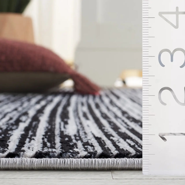 Safavieh Mila 4'-0" x 6'-0" Rug in Black / Ivory