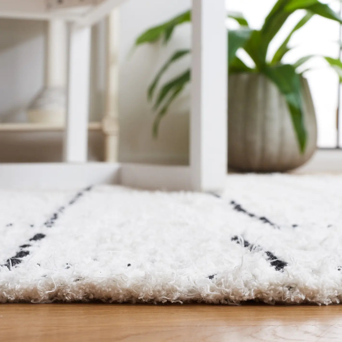 Safavieh Casablanca 4'-0" x 6'-0" Rug in Ivory / Black