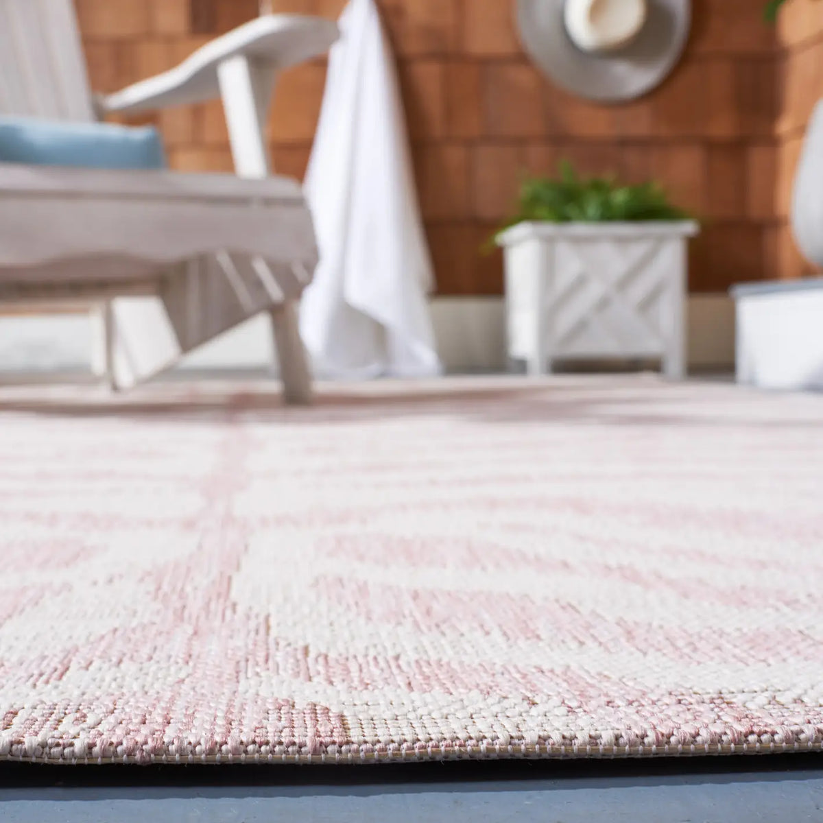 Safavieh Courtyard 4'-0" x 5'-7" Rug in Ivory / Pink
