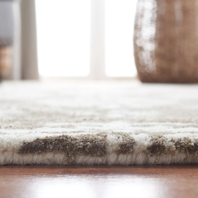 Safavieh Soho 5'-0" x 8'-0" Rug in Beige / Ivory