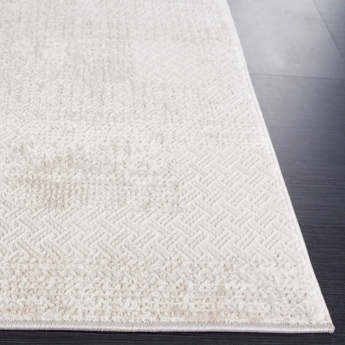 Safavieh Continental 4'-0" x 6'-0" Rug in Ivory / Beige
